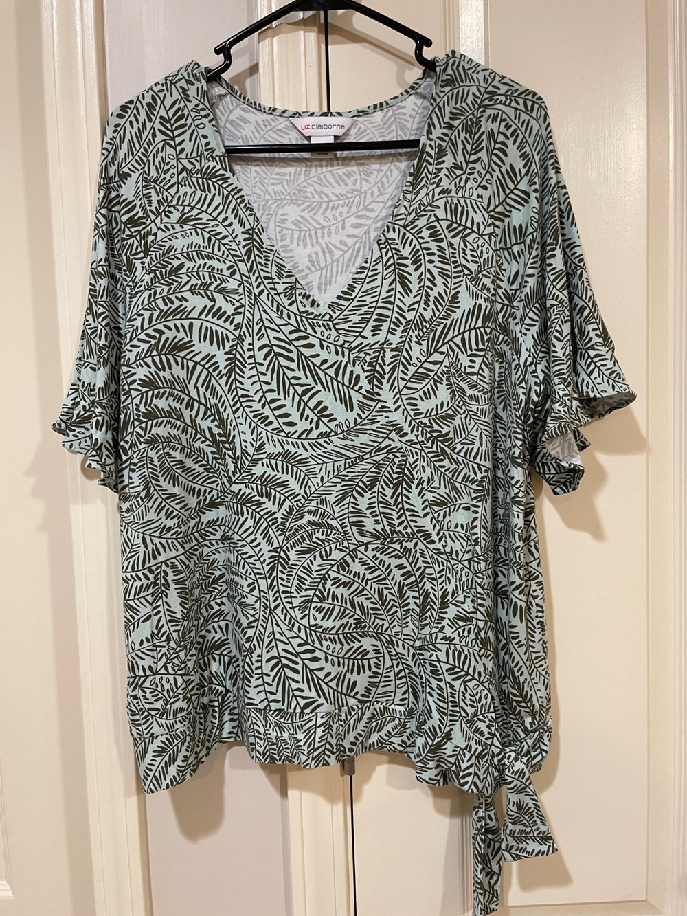Liz Claiborne Mint Green Leaf-Print V-Neck Top